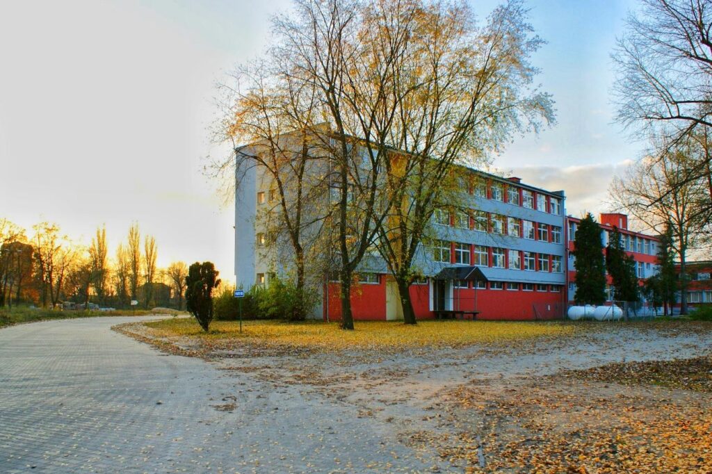 Budynek biurowy na sprzedaż w przemysłowej części Tomaszowa Mazowieckiego - zdjęcie 2